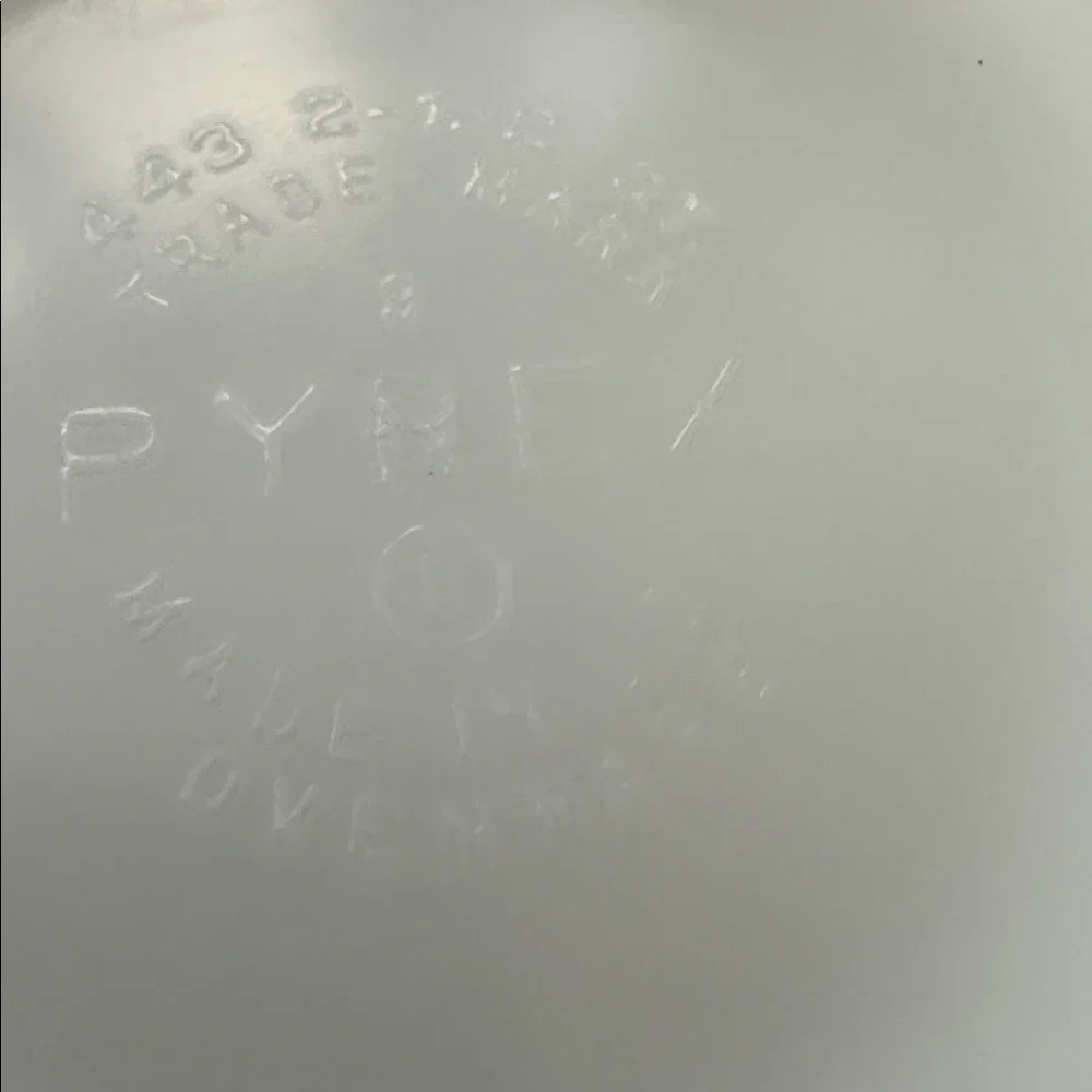 Pyrex 2 1/2 Quart Town and Country Mixing Bowl - Picture 6 of 6